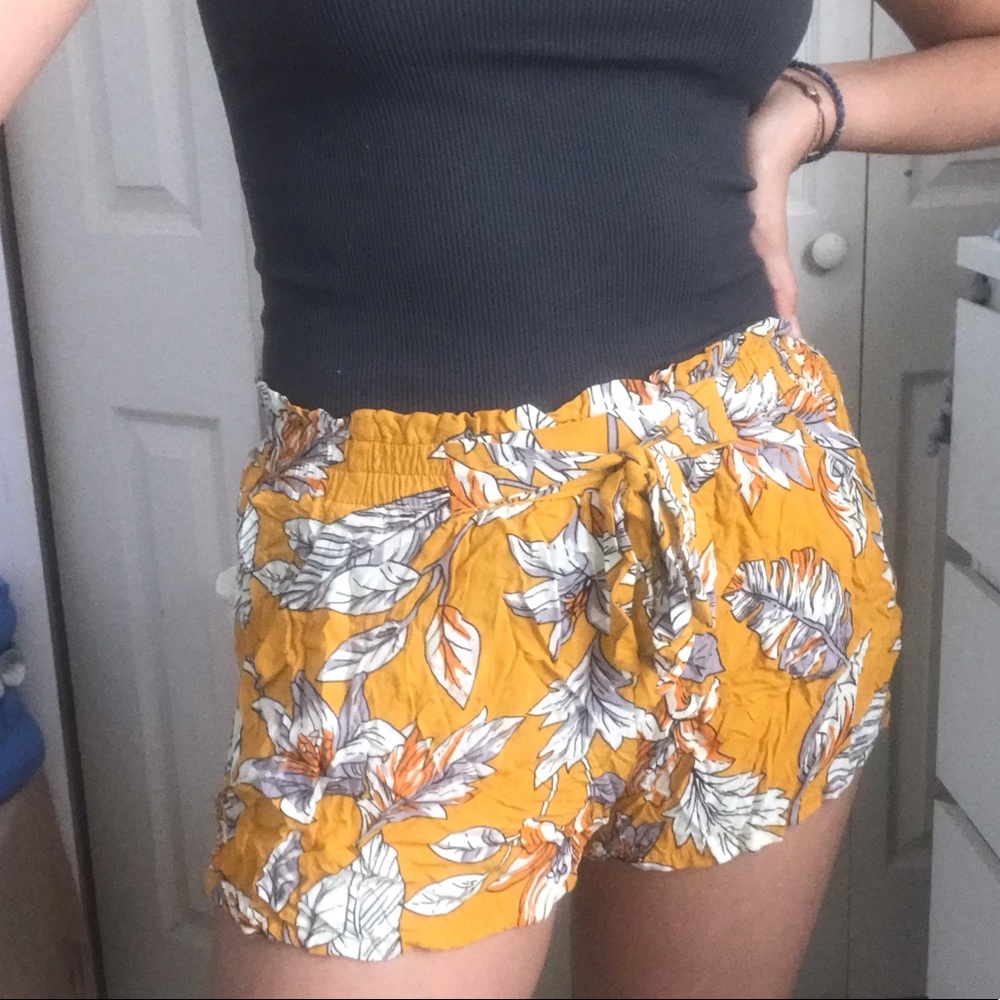 Elastic waist beachy shorts with pockets